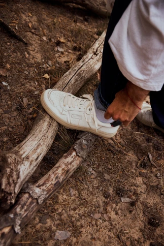 weisser-barfusssneaker-an-herren-beim-im-wald.webp