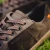 barfuss-sneaker-dark-brown-nahaufnahme-senkel-logo-damen-blusun-blsn-200w.webp