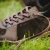 barfussschuh-dark-brown-seitenansicht-nahaufnahme-schnuerung-wiese-herren-blusun-blsn-200m.webp