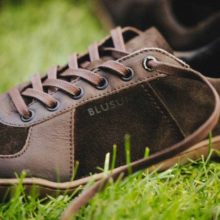 barfussschuh-dark-brown-seitenansicht-nahaufnahme-schnuerung-wiese-herren-blusun-blsn-200m.webp