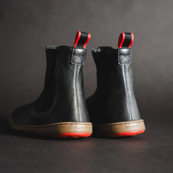 barfussschuh-chelsea-blusun-rueckansicht-dunkler-hintergund-blsn-300w-schwarz.webp