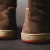 barfussschuh-stiefel-brown-rueckansicht-sohle-logo-damen-blusun-blsn-400w.webp