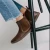 blsn300w-brown-chelsea-barfussstiefel-mit-jeans.webp